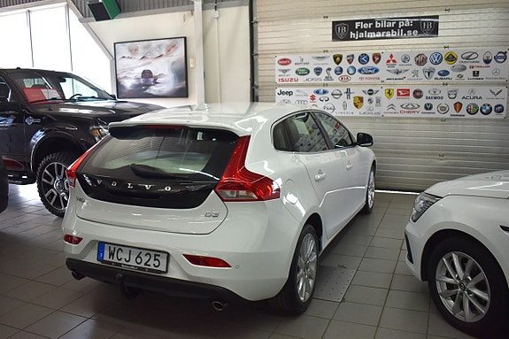 Volvo V40 2 of 16