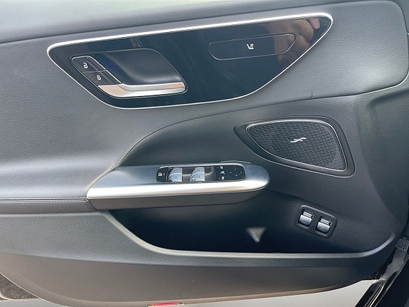 Mercedes-Benz C300 24 of 26