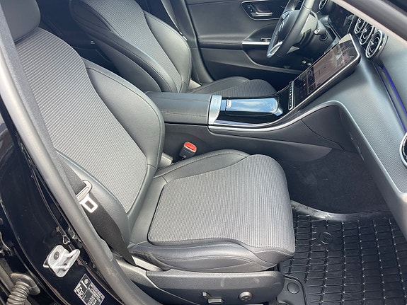Mercedes-Benz C300 16 of 26