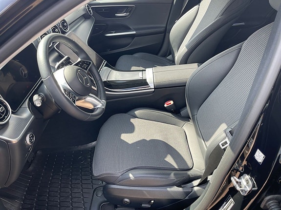 Mercedes-Benz C300 10 of 26