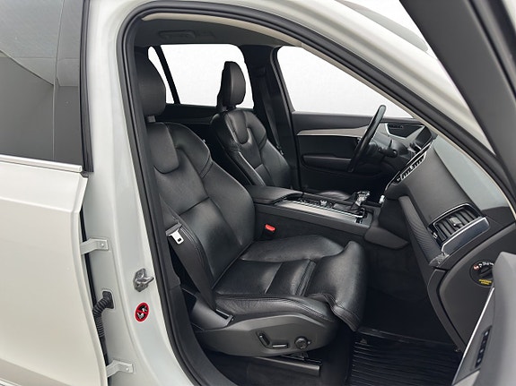 Volvo XC90 11 of 30