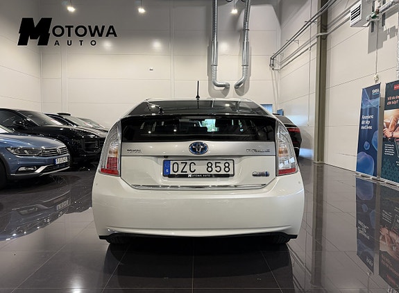 Toyota Prius Plug-in Hybrid 3 of 19
