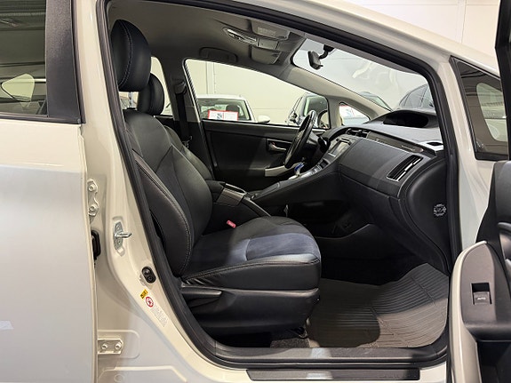 Toyota Prius Plug-in Hybrid 14 of 19