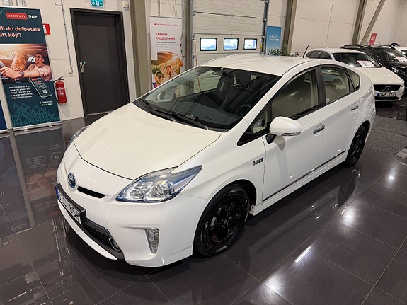 Toyota Prius Plug-in Hybrid 7 of 19