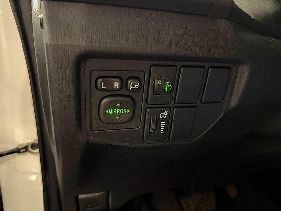 Toyota Prius Plug-in Hybrid 18 of 19