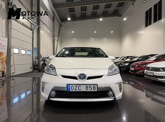 Toyota Prius Plug-in Hybrid 4 of 19