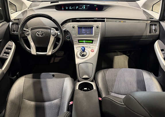 Toyota Prius Plug-in Hybrid 10 of 19
