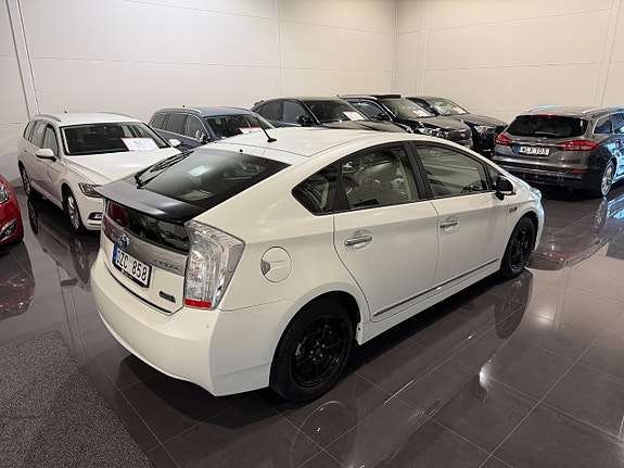 Toyota Prius Plug-in Hybrid 6 of 19