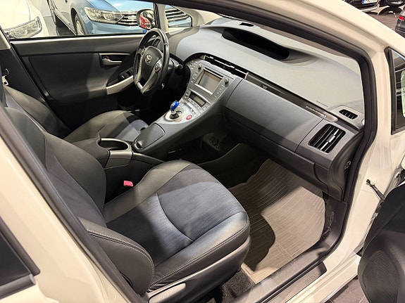 Toyota Prius Plug-in Hybrid 11 of 19