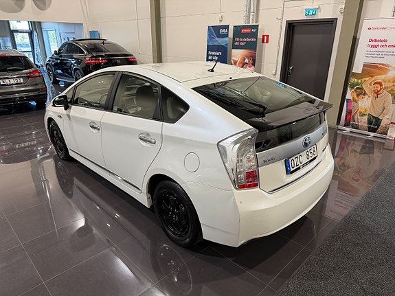 Toyota Prius Plug-in Hybrid 8 of 19