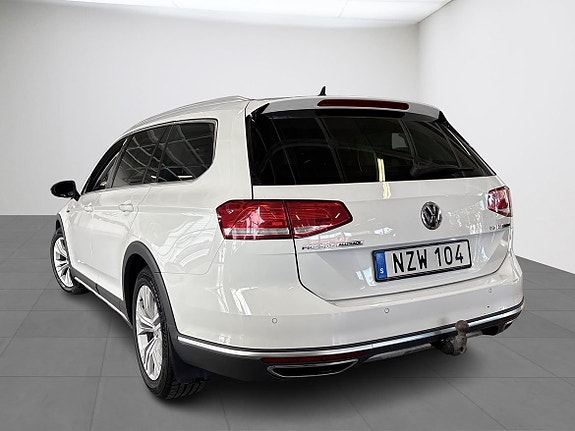 Volkswagen Passat Alltrack 3 of 9