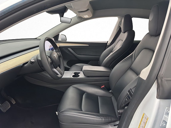Tesla Model Y 13 of 30