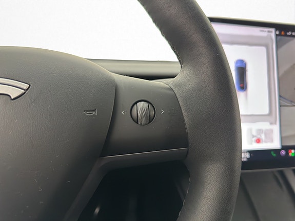 Tesla Model Y 21 of 30
