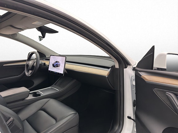 Tesla Model Y 17 of 30