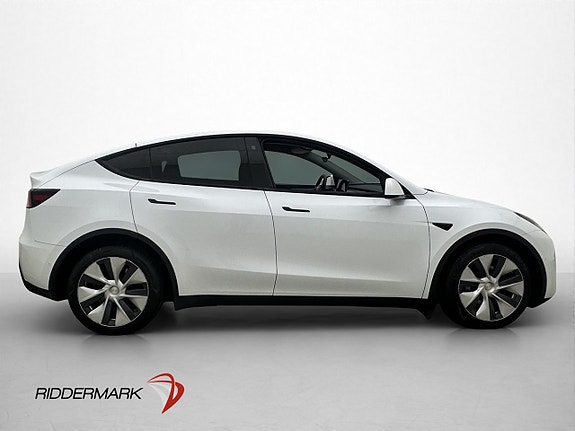 Tesla Model Y 10 of 30