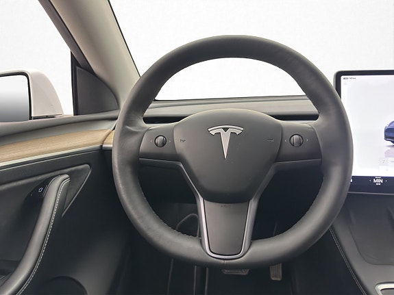 Tesla Model Y 15 of 30