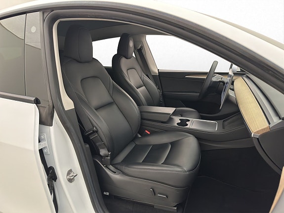 Tesla Model Y 16 of 30