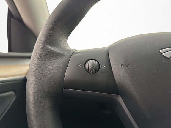 Tesla Model Y 20 of 30