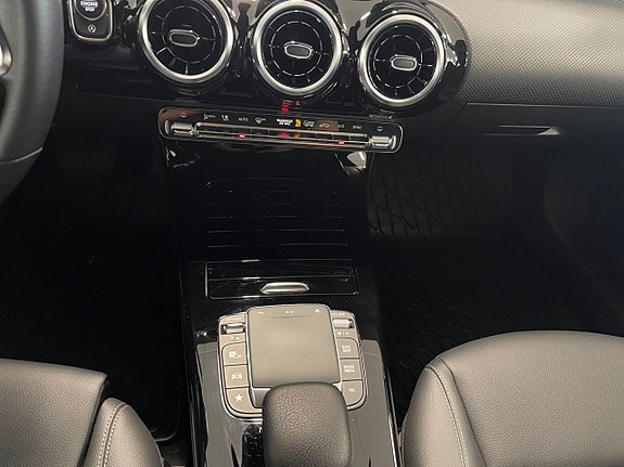 Mercedes-Benz CLA200 12 of 26