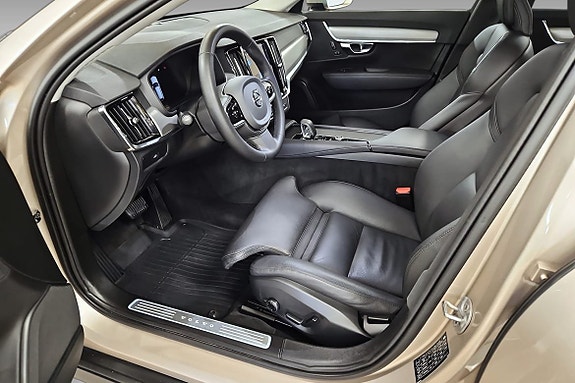 Volvo V90 Cross Country 8 of 14