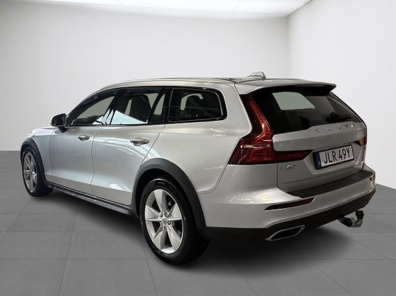 Volvo V60 Cross Country 3 of 9