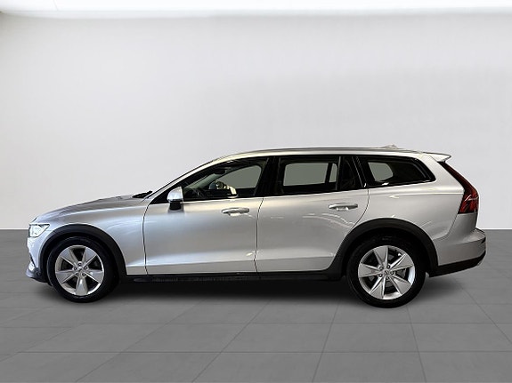 Volvo V60 Cross Country 2 of 9