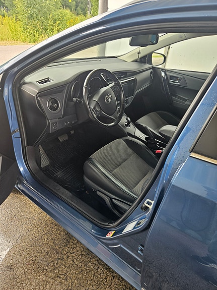 Toyota Auris 4 of 5