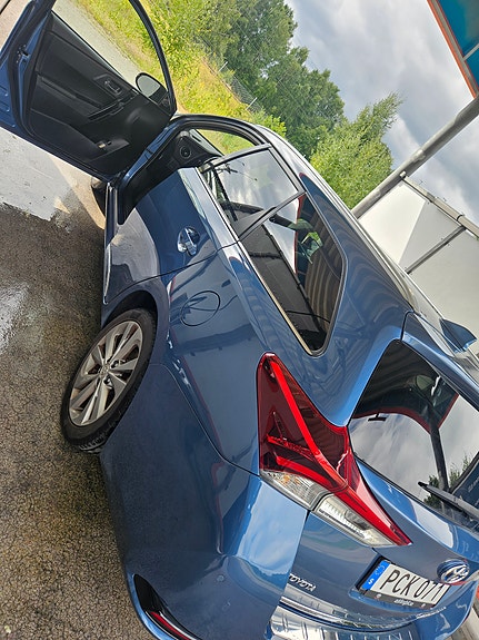 Toyota Auris 2 of 5