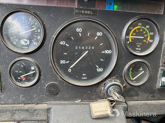 Flakbil Volvo F408 med kran 14 of 27