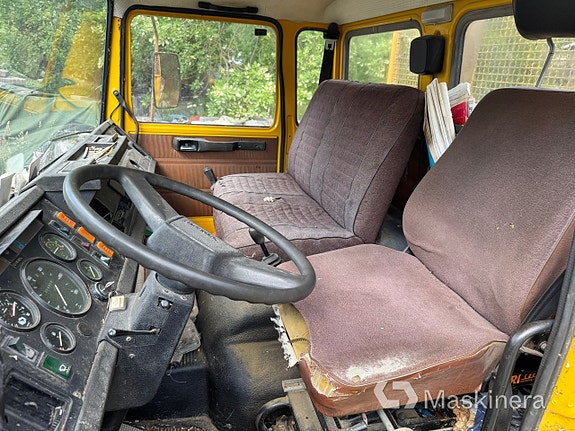 Flakbil Volvo F408 med kran 11 of 27