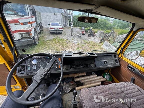 Flakbil Volvo F408 med kran 12 of 27