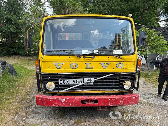 Flakbil Volvo F408 med kran 2 of 27