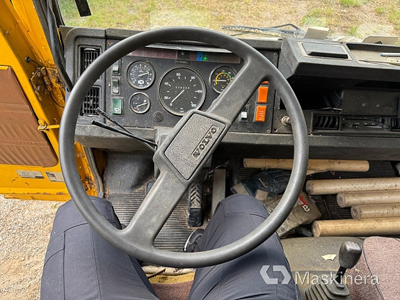 Flakbil Volvo F408 med kran 13 of 27