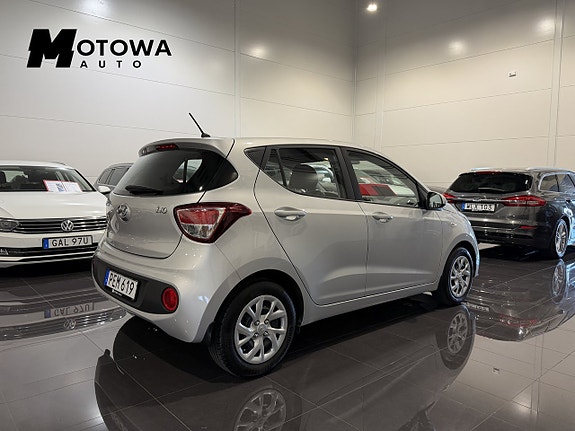 Hyundai i10 2 of 24