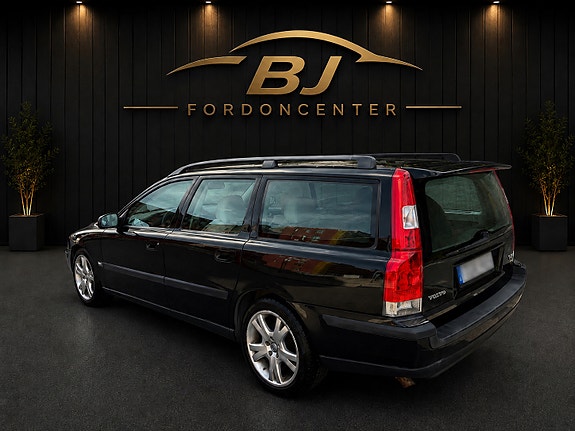 Volvo V70 3 of 7