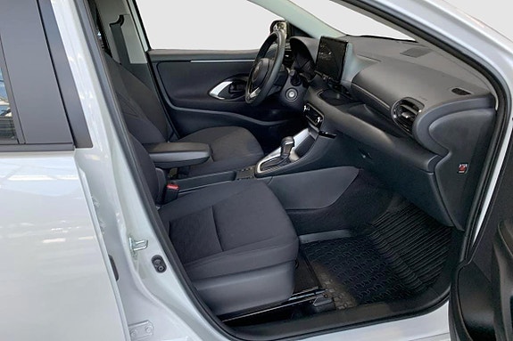 Toyota Yaris 8 of 12