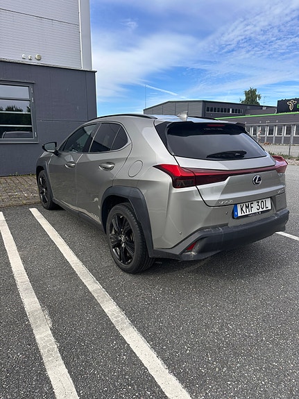 Lexus UX250h 4 of 7