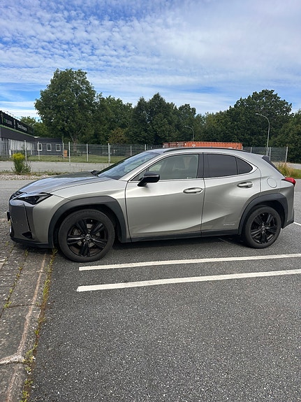 Lexus UX250h 2 of 7
