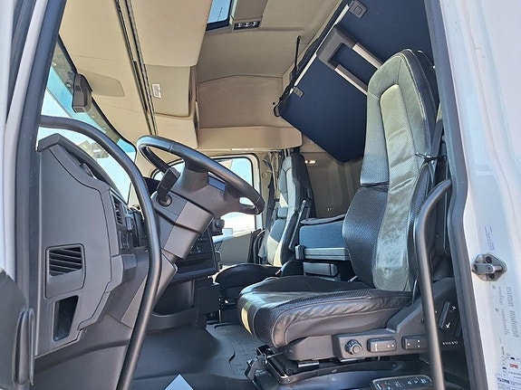 Volvo Vehicle Rigid 6x2-2 box full side opening 16 of 19