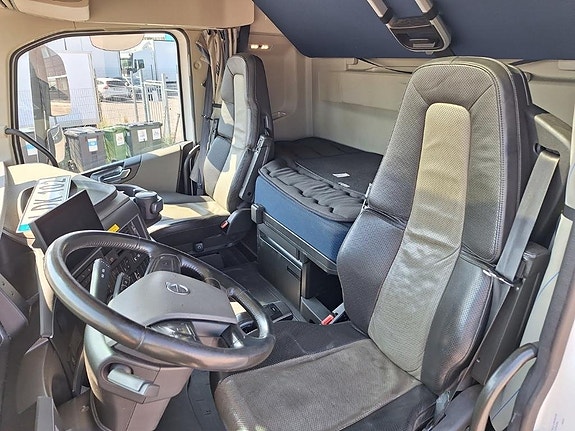 Volvo Vehicle Rigid 6x2-2 box full side opening 3 of 19