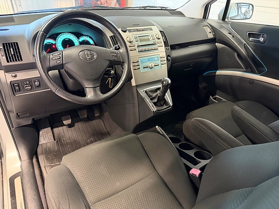 Toyota Corolla Verso 8 of 16