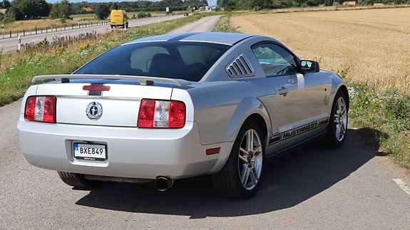 Ford Mustang 3 of 17