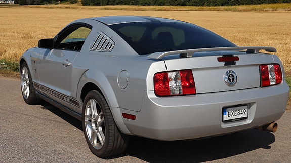 Ford Mustang 2 of 17