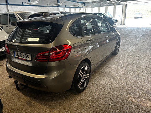 BMW 218d 4 of 8