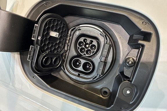 Mercedes-Benz GLE53 13 of 16