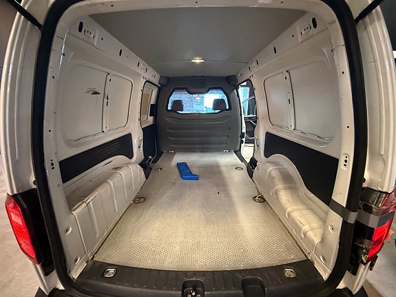 Volkswagen Caddy Maxi 16 of 16