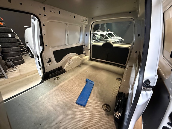 Volkswagen Caddy Maxi 15 of 16