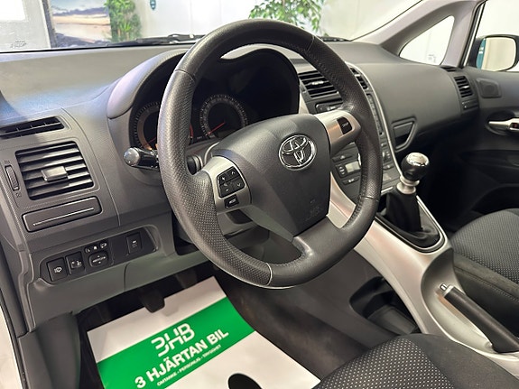 Toyota Auris 13 of 23