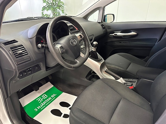 Toyota Auris 10 of 23