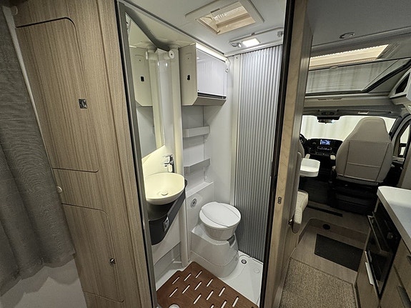 Adria COMPACT SUPREME SC *QUEENBÄDD* 450 mil 14 of 19